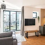 Boat House - Luxe Apt With River View - Next To Harbour & Cafes