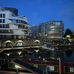 Boat House - Luxe Apt With River View - Next To Harbour & Cafes