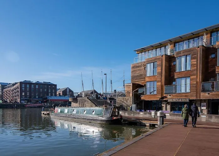 Boat House - Luxe Apt With River View - Next To Harbour & Cafes